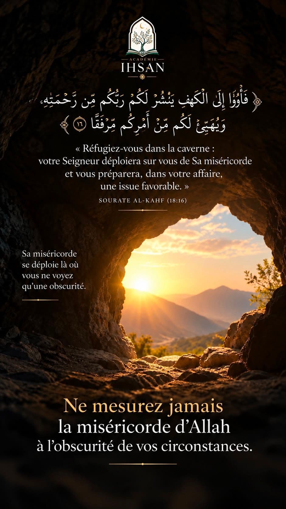 Une caverne sombre s’ouvre sur un lever de soleil, avec le verset 18:16 sur la miséricorde d’Allah.