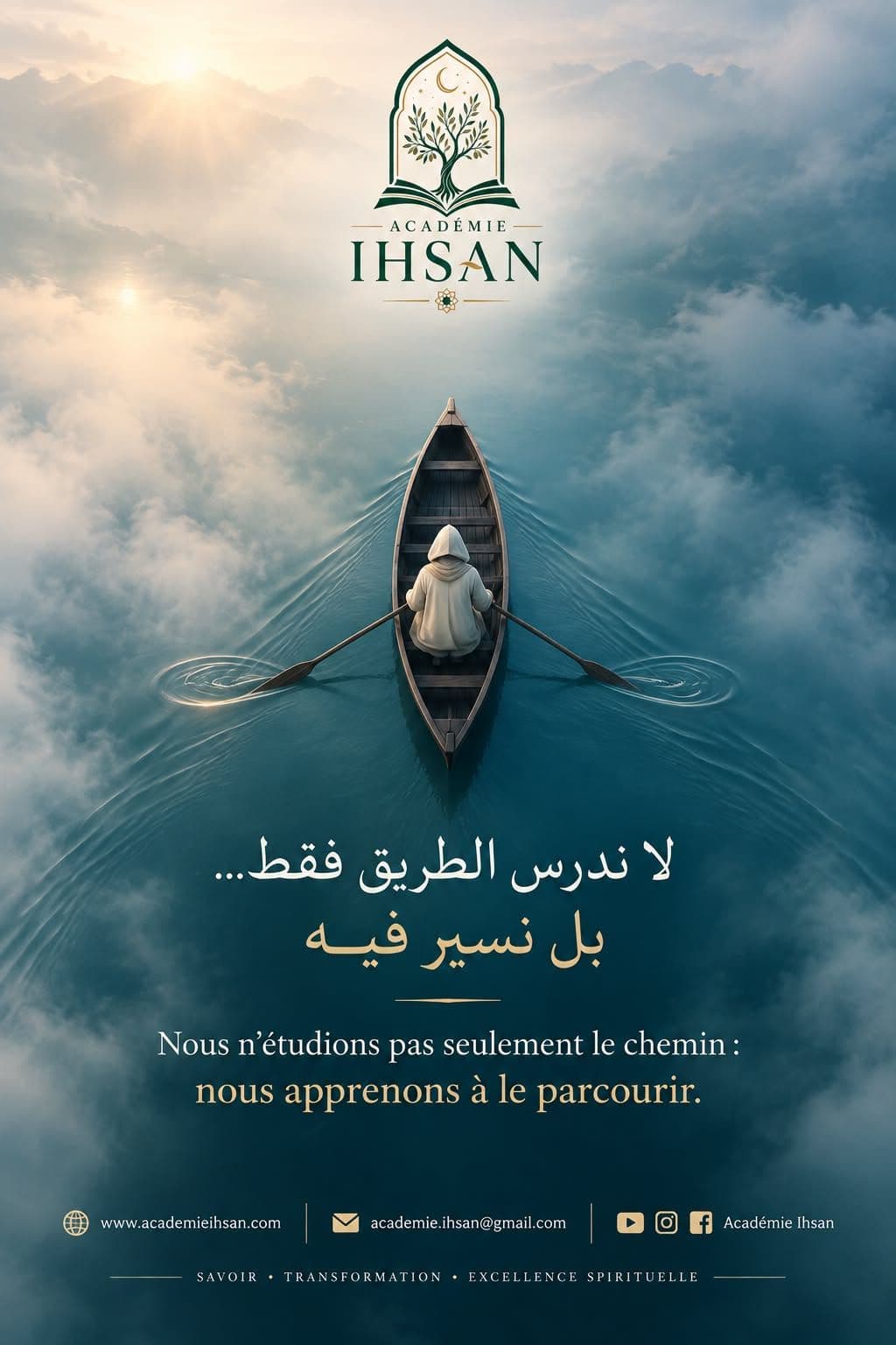 Une personne avance en barque sur une eau calme et brumeuse, avec une réflexion sur le chemin vécu.